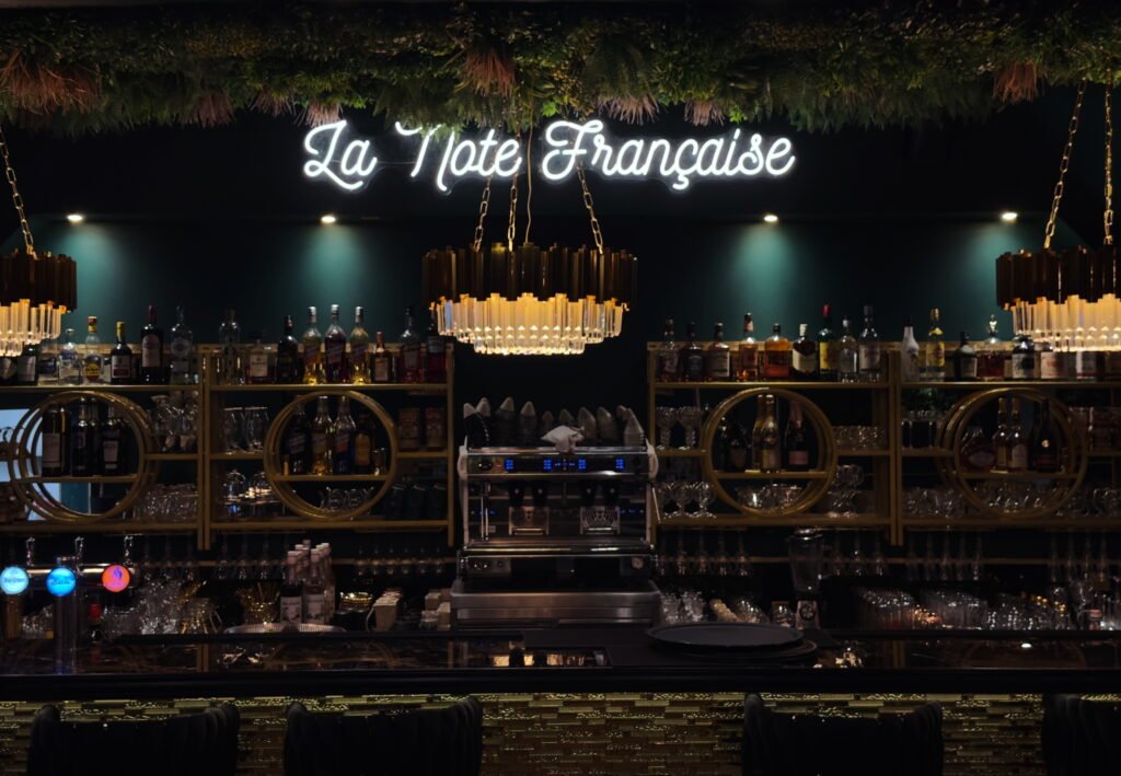 Restaurant piano-bar La Note Française avec néon lumineux, ambiance chic et élégante Cogolin